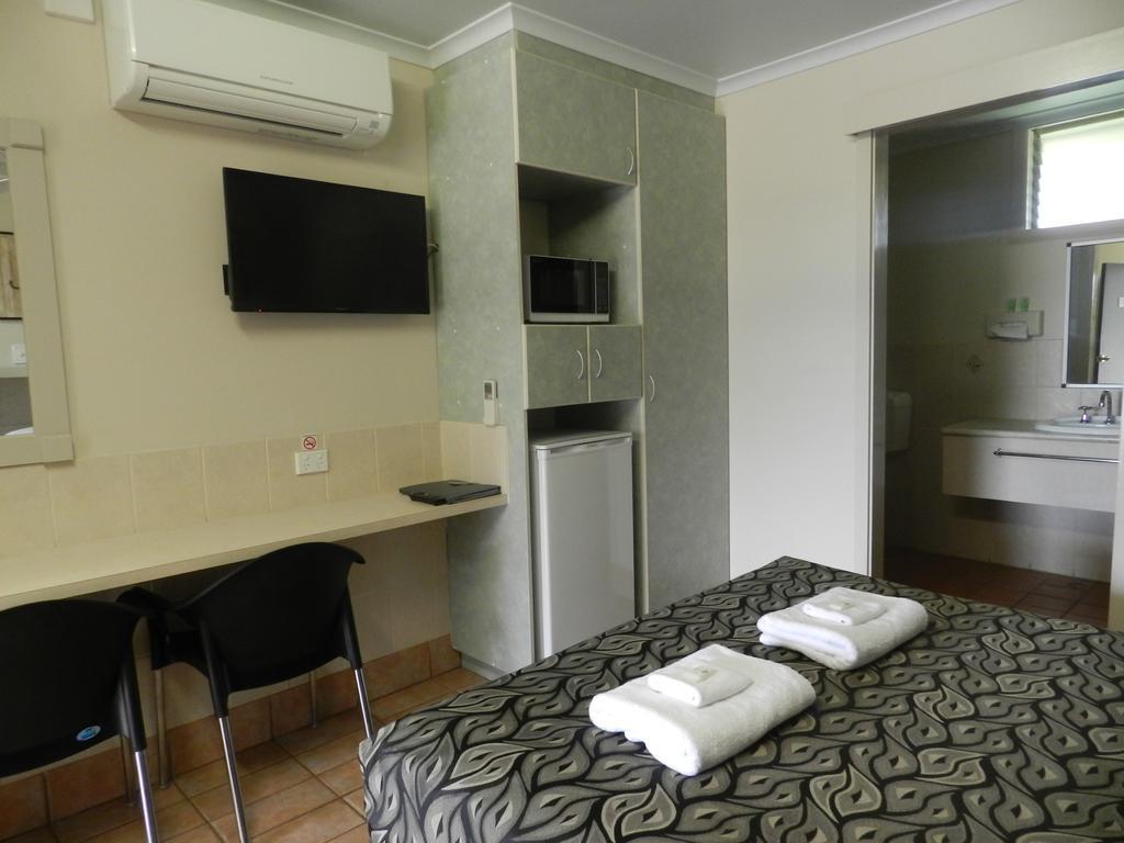 Golden Palms Motor Inn Bundaberg Exterior photo